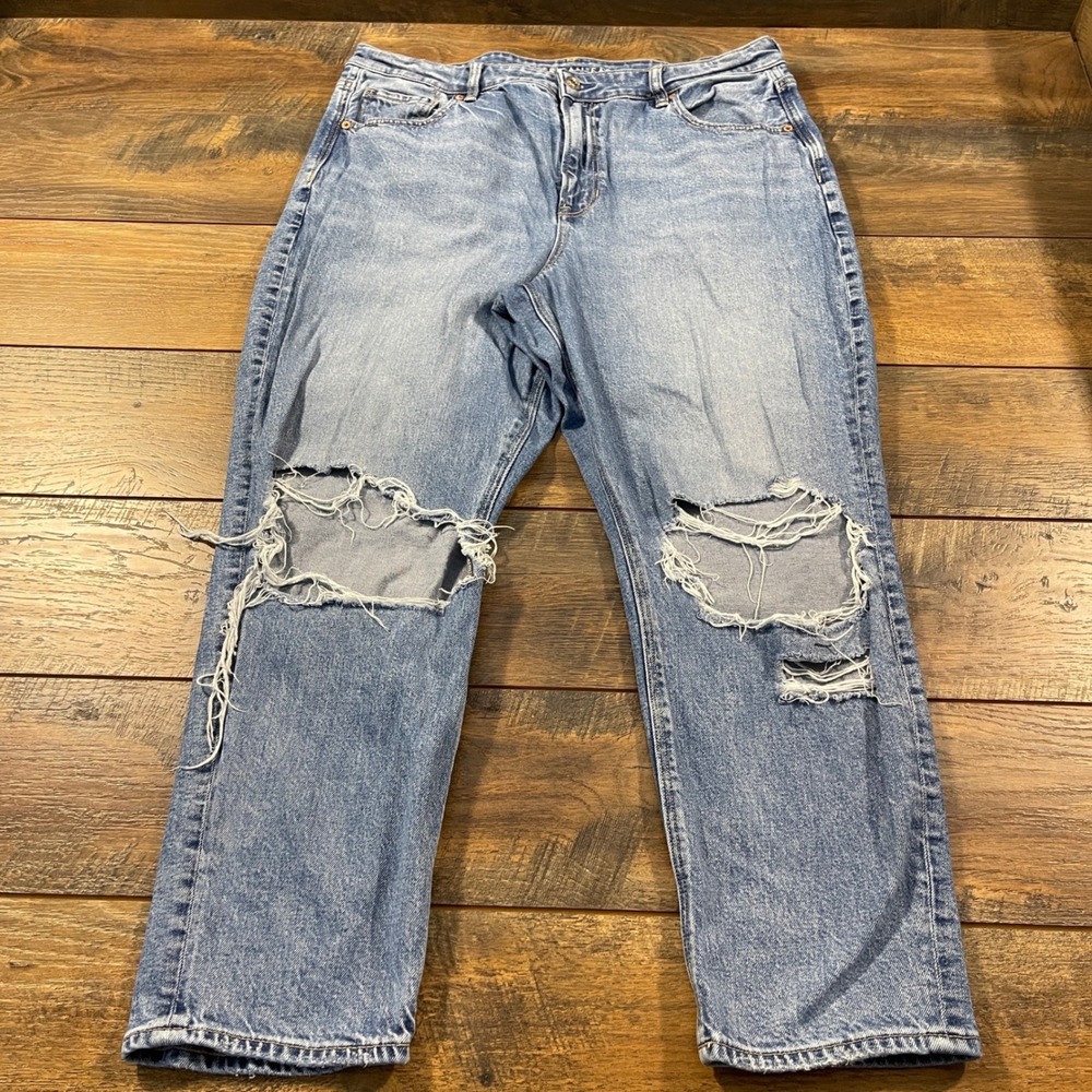 American Eagle Mom Jeans Size 16 Short Light Wash Distressed Strigid High Rise